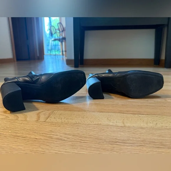 Elegant Black Leather Heeled Boots - Picture 4 of 6